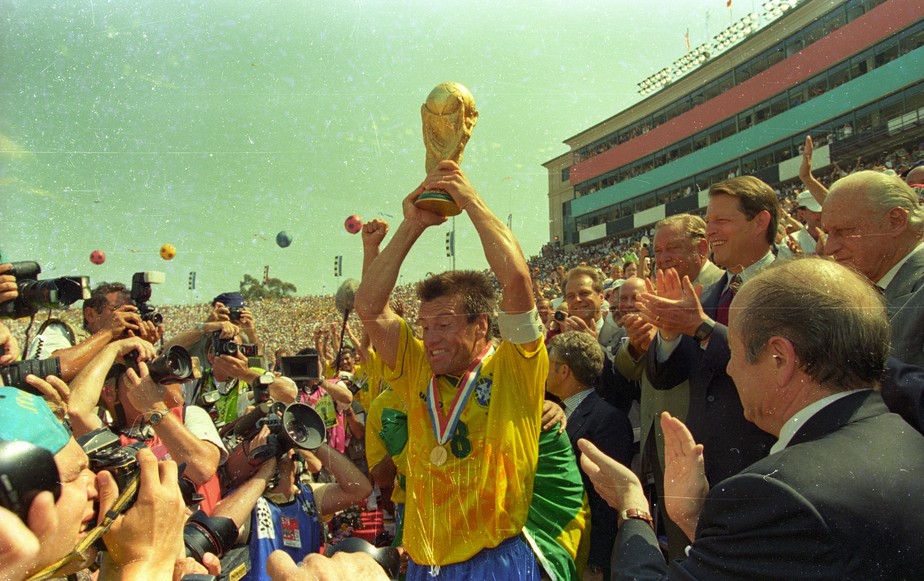 Dunga ergue a taça de campeão da Copa do Mundo de 1994