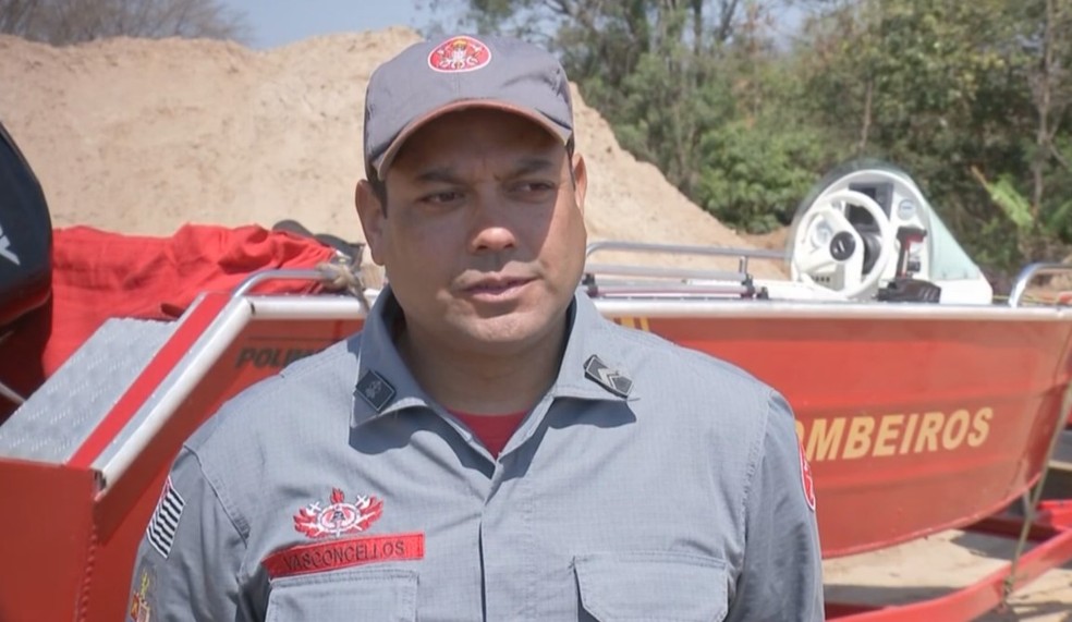 Bombeiros suspendem buscas por caminhonete que teria caído de ponte no Rio Tietê em Pongaí — Foto: TV TEM/Reprodução