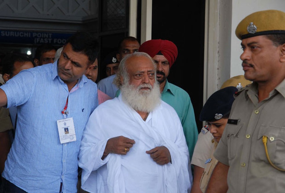 Guru espiritual Asaram Bapu, em foto de arquivo, quando foi preso pela polÃ­cia indiana (Foto: AFP)
