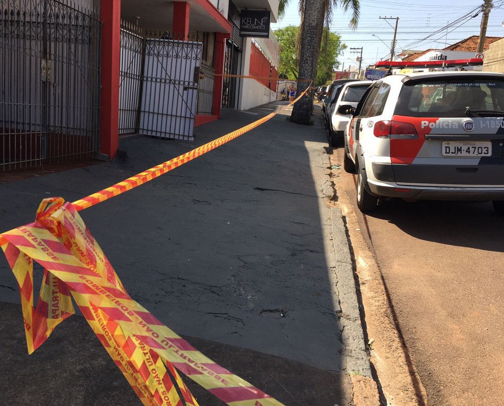 Residência foi isolada durante os trabalhos da Polícia Militar e do Corpo de Bombeiros (Foto: Valmir Custódio/G1)
