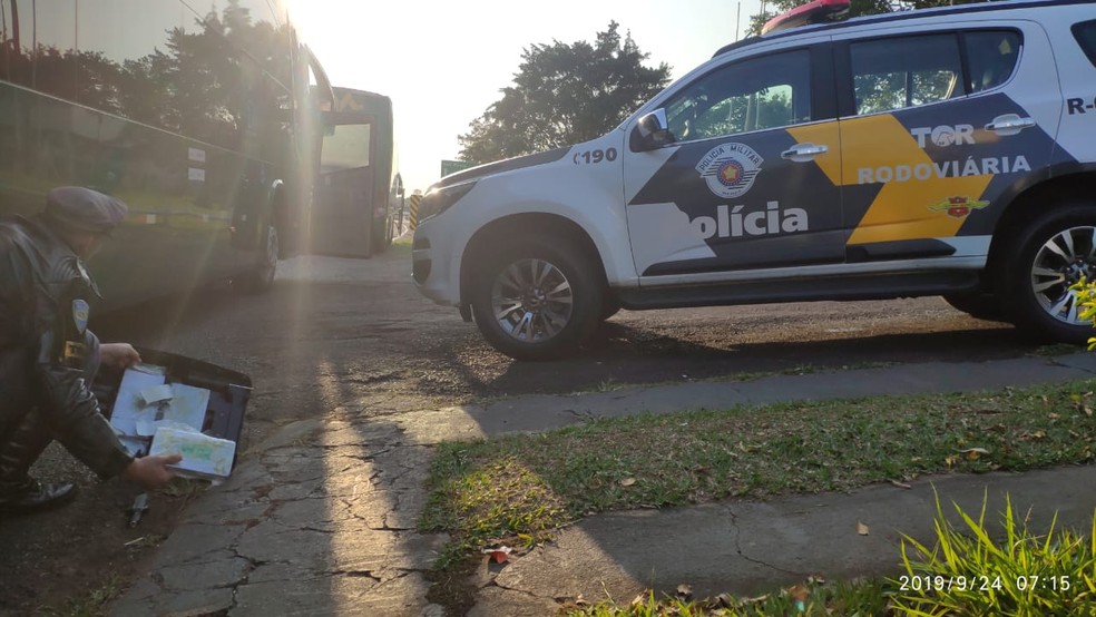 Droga estava escondida dentro de caixa de som no bagageiro do ônibus  — Foto: Polícia Rodoviária/Divulgação