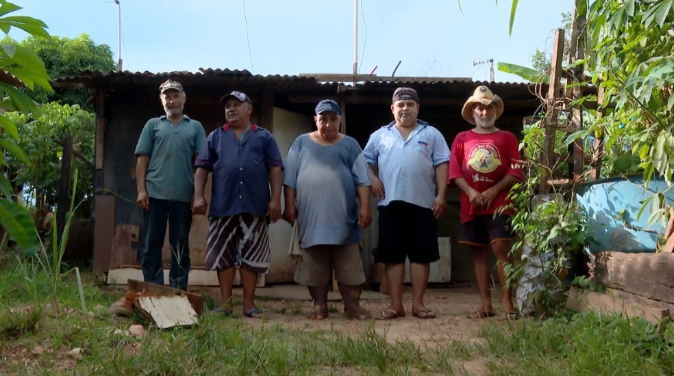 Irmãos de Cuiabá que não tinham documentos aguardam auxílio do governo; doações mudam realidade da família