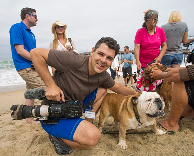 João Paulo posa com cão surfista na Califórnia (Foto: TV Globo/ Domingão do Faustão)