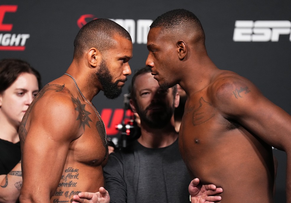 Thiago Marreta (esq.) e Jamahal Hill (dir.) fazem encarada dura na pesagem do UFC — Foto: Chris Unger/Zuffa LLC