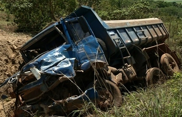 Colisão frontal entre caminhão e carro mata pais e duas filhas na GO-010, em Cristalina, Goiás 2 (Foto: Reprodução/TV Anhanguera)