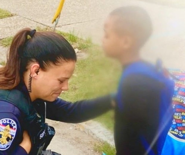 A policial Jan Dykes foi abordada pelo menino na rua, enquanto ele caminhava até a escola (Foto: Reprodução/NBC)