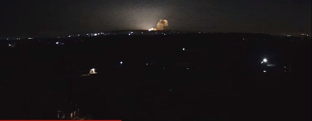Explosão é vista em Kharkiv, Ucrânia. — Foto: Reprodução/GloboNews