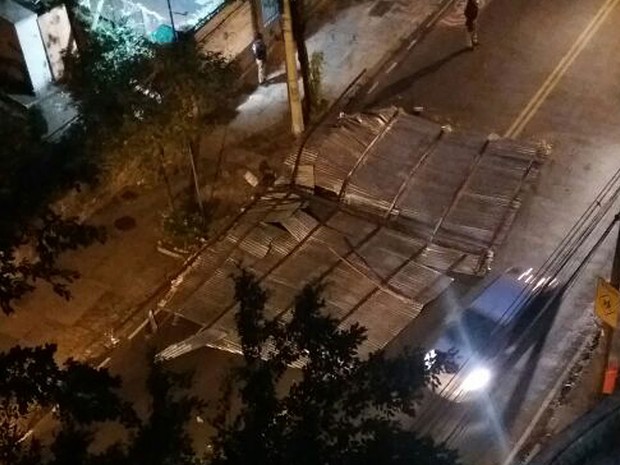 Telhado foi parar no meio da Rua das Laranjeiras (Foto: G1)