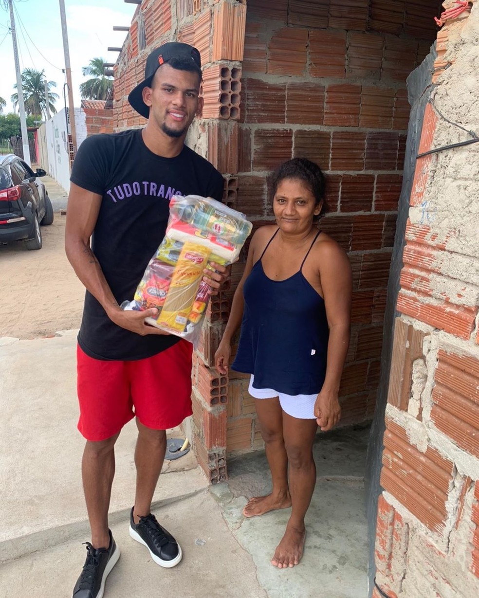 Rodrigues, do GrÃªmio, ajuda comunidade de CarnaÃºba, em Senador Georgino Avelino â€” Foto: DivulgaÃ§Ã£o