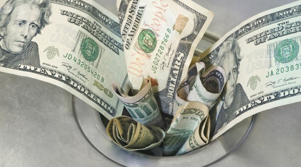 Dinheiro indo pelo ralo: cuidado para não perder dinheiro (Foto: Thinkstock)