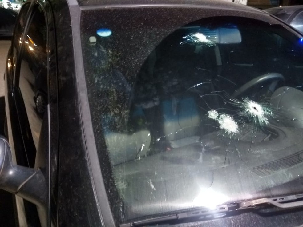 Carro da vÃ­tima de assalto ficou com marcas de tiros, apÃ³s tiroteio entre assaltantes e policiais na Grande Natal â Foto: Acson Freitas/Inter TV Cabugi