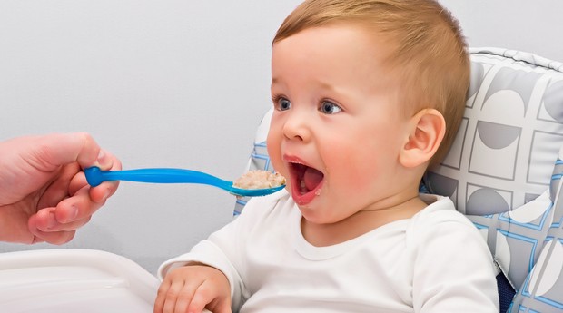 Bebê comendo papinha (Foto: Shutterstock)