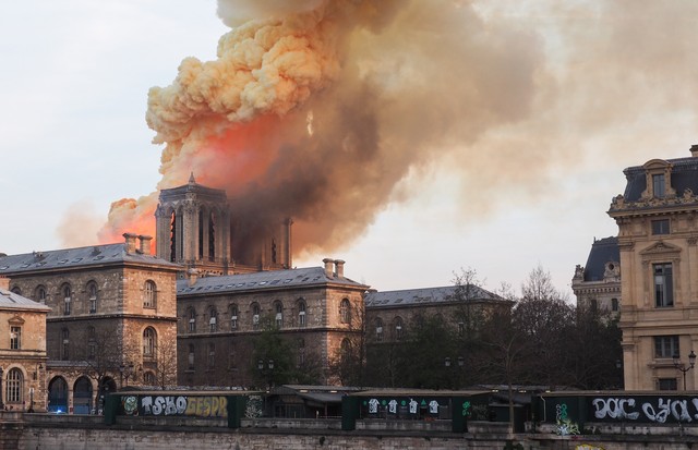 A Catedral de Notre Dame pega fogo em Paris, 15.04 (Foto: Getty Images)