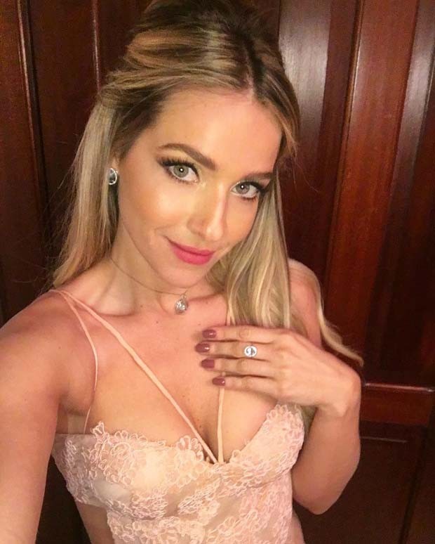 Monique Alfradique Escolhe Look Sexy Para Casamento Quem Quem News