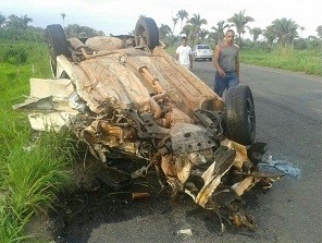 Acidente entre um carro e um caminhão deixou uma pessoa morta e uma ferida (Foto: Marcos Antônio Passos/Arquivo Pessoal)