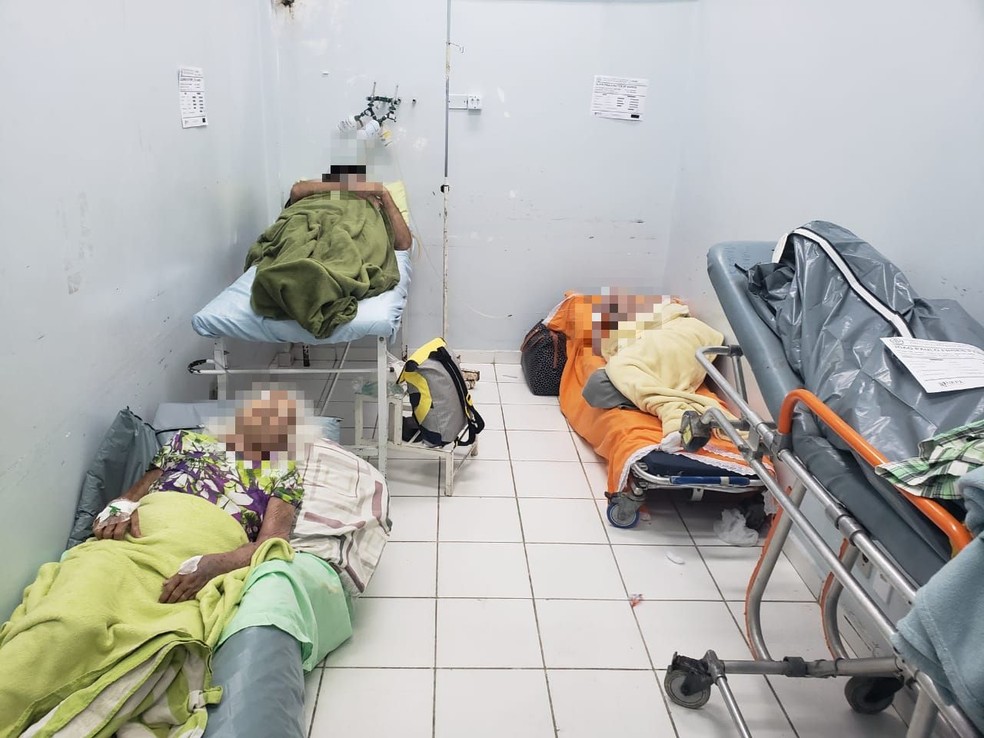 Idosos com Covid-19 são isolados junto de paciente morto, em hospital público em Manaus. — Foto: Arquivo Pessoal