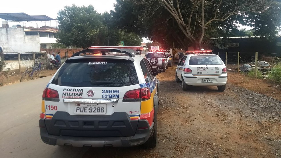 Após explosão de agência em São João do Oriente, bandidos trocaram tiros com policiais, abandonaram veículo e fugiram a pé (Foto: Welington Silveira/Inter TV dos Vales)