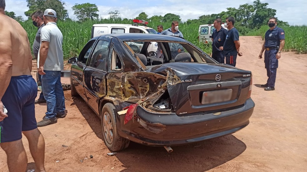 Casal de idosos que estava no carro foi socorrido com ferimentos considerados leves e levado para o PS de Borborema — Foto: Arquivo pessoal