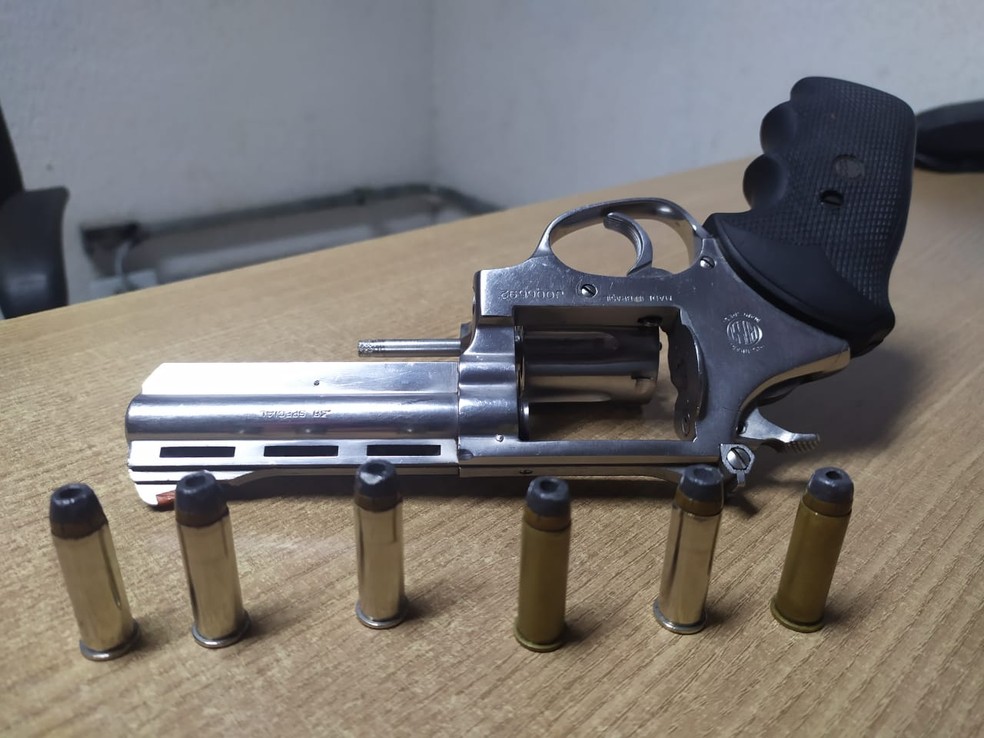 Revólver foi apreendido por policiais com suspeitos em motel de João Pessoa — Foto: Divulgação/Polícia Civil da Paraíba