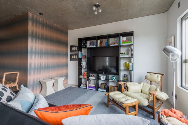 Apartamento de 70 m² reúne estilos diferentes em um só décor (Foto: Paulo Brenta/Divulgação)