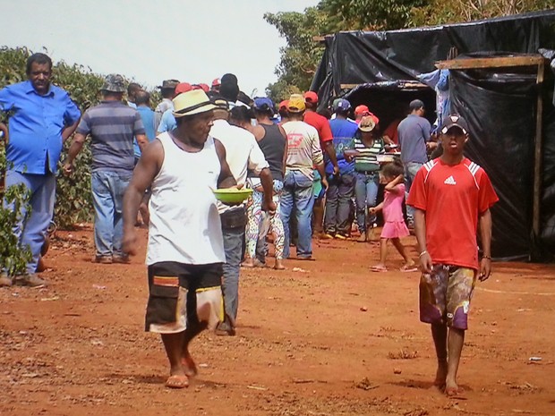 Grupo ligado ao Movimento dos Sem-Terra que participa da invasão a uma fazenda no DF para denunciar trabalho escrevo (Foto: TV Globo/Reprodução)