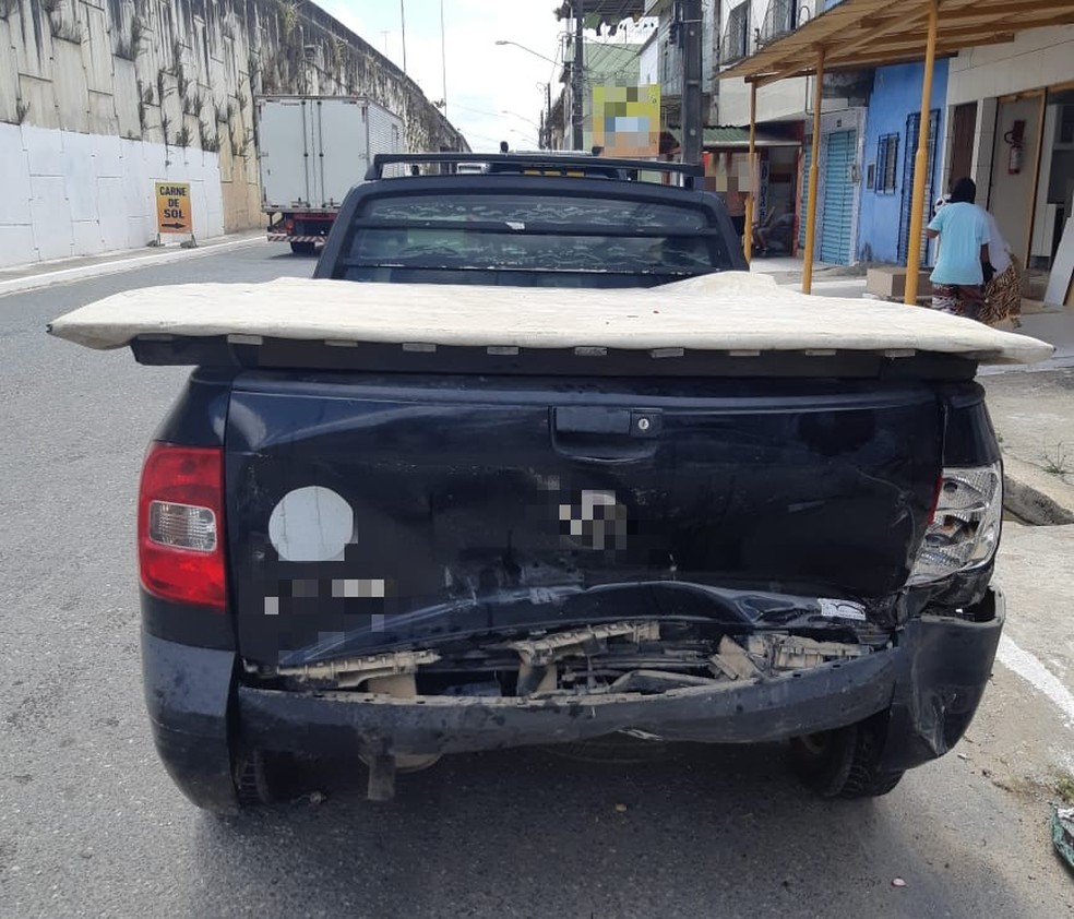 Caminhonete que estava estacionada foi atingida por veículo em estavam dois homens baleados em caro, em Moreno, em Pernambuco — Foto: Polpicia Rodoviária Federal/ Divulgação