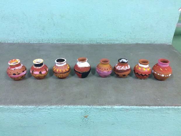 Crainças pintaram vasos a partir da cultura indígena (Foto: Michelle Farias/G1)