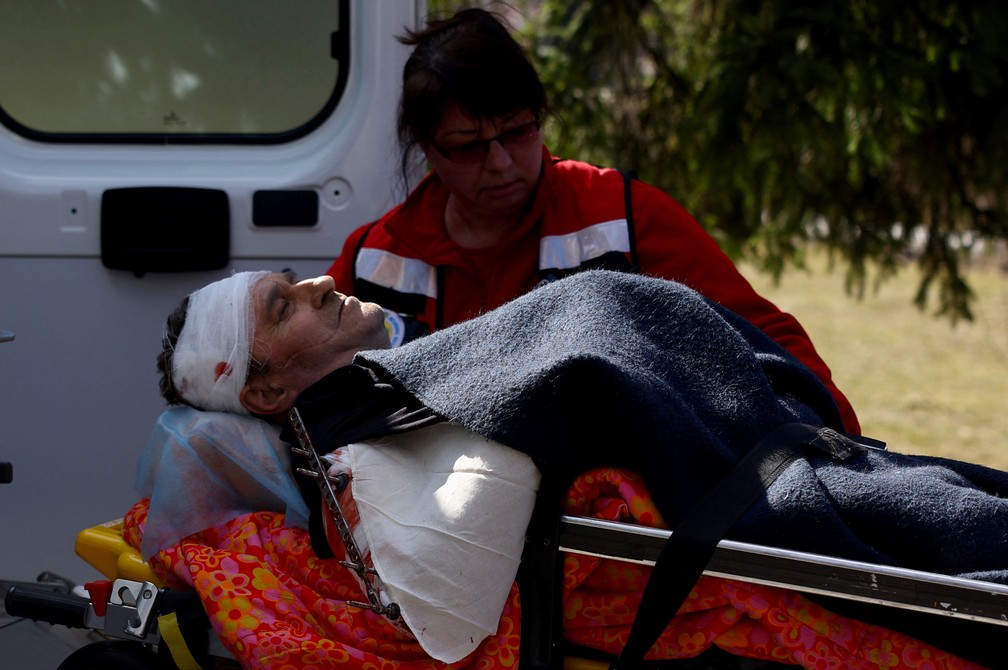 Ferido em ataque russo perto da fronteira com a Polônia — Foto: Kai Pfaffenbach/Reuters