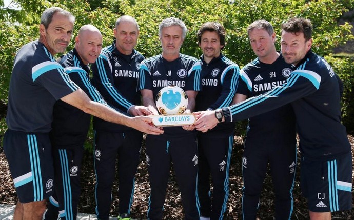 José Mourinho e comissão técnica Chelsea troféu melhor treinador Premier league (Foto: Reprodução Twitter)