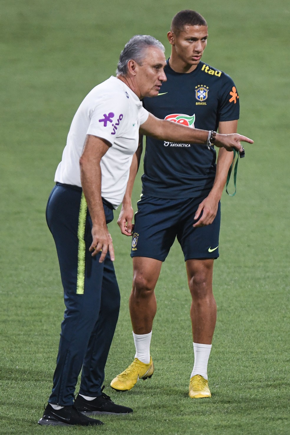 Tite e Richarlison no último treino da seleção brasileira em Abu Dhabi — Foto: Pedro Martins / MowaPress