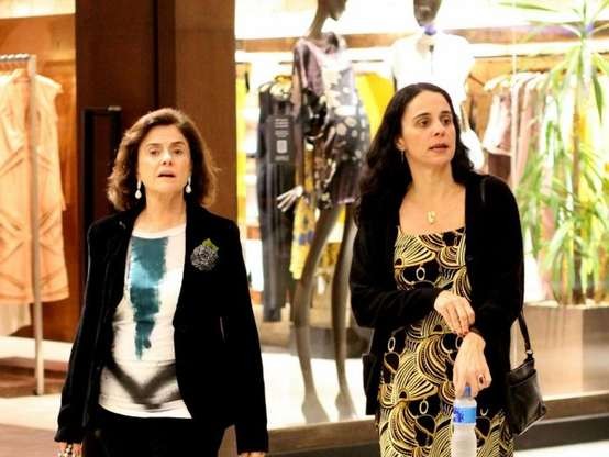 Marieta Severo e filha Helena Buarque de Hollanda chamam atenção por semelhança