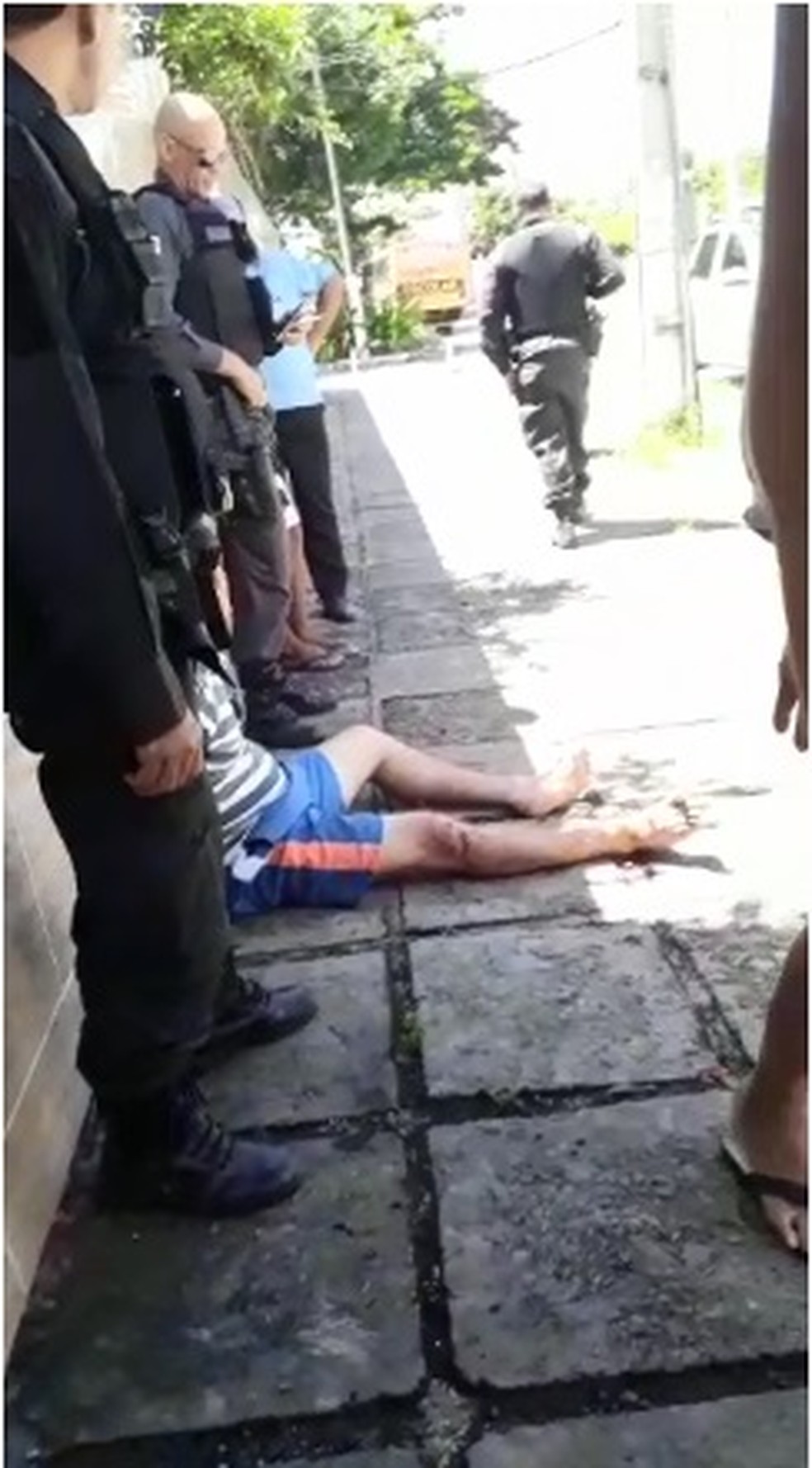 Homem foi espancado depois de tentar assaltar uma pessoa no bairro de NeÃ³polis â Foto: ReproduÃ§Ã£o/VÃ­deo Redes Sociais