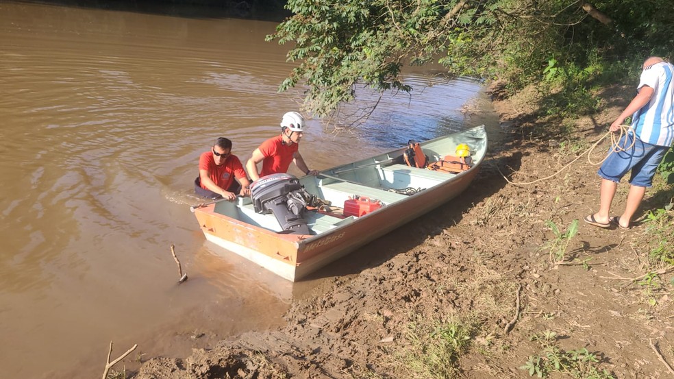 Polícia abre inquérito para investigar corpos encontrados em rio, em Santa Rita do Sapucaí, MG — Foto: Corpo de Bombeiros