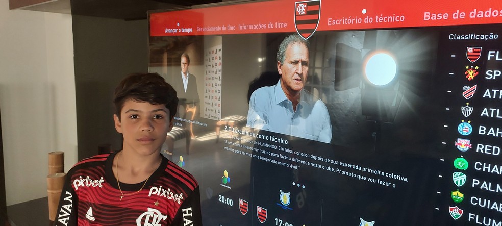 Gabriel posa ao lado de Zico no jogo PES 2021 — Foto: Fred Gomes