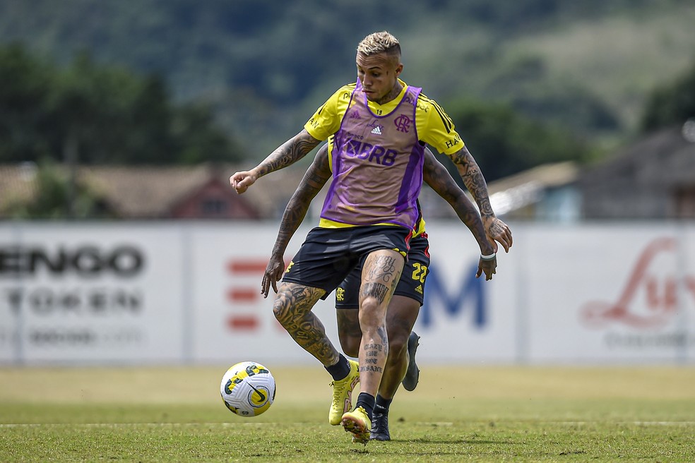 Everton Cebolinha faz golaço em treino do Flamengo