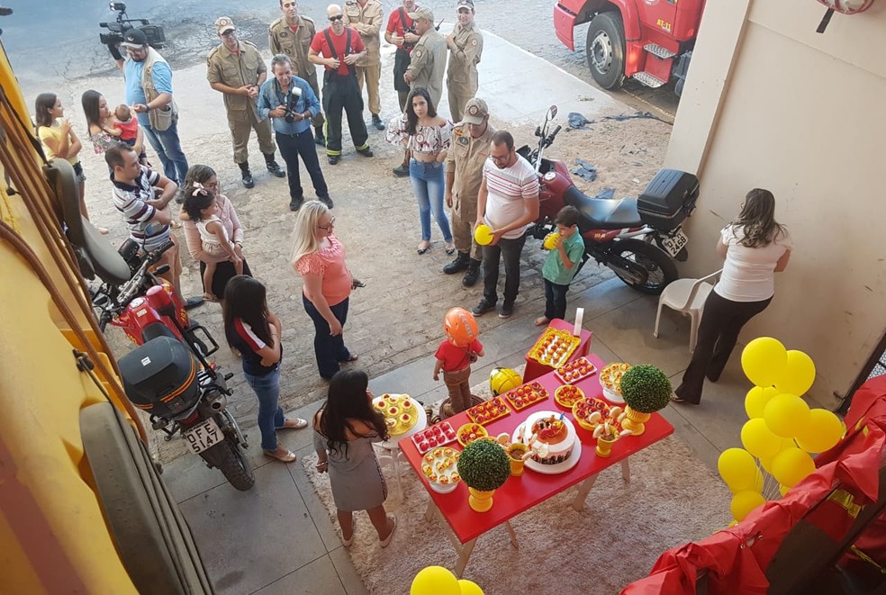 Menino foi surpreendido com festa de aniversário no Batalhão do Corpo de Bombeiros de Sousa, na Paraíba (Foto: Beto Silva/TV Paraíba)