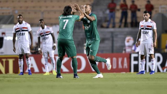 William Matheus comemora o gol do Guarani