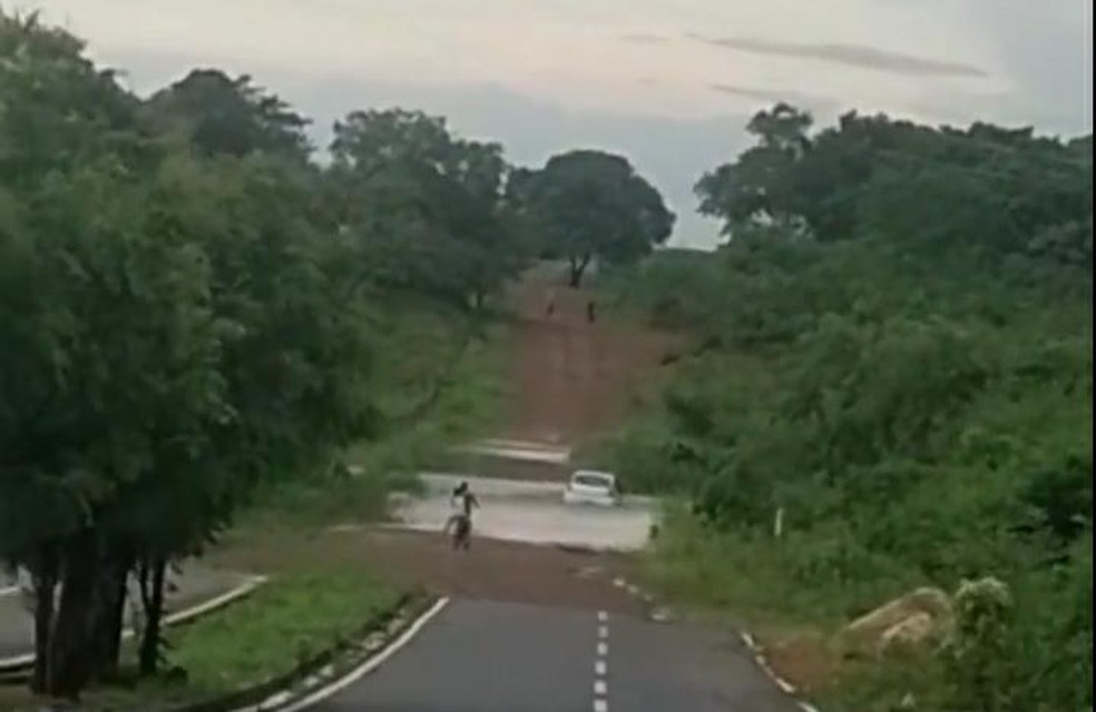 Motorista morre após ter carro arrastado em passagem molhada no Norte do Piauí — Foto: Reprodução