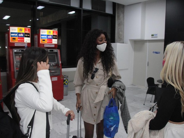 Camilla de Lucas é tietada em aeroporto (Foto: Rogério Fidalgo/AgNews)