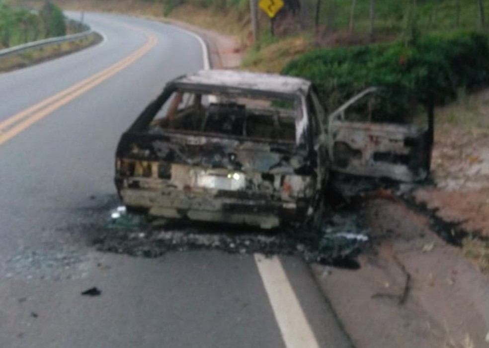 Carro foi encontrado carbonizado na Estrada dos Romeiros, em Cabreúva  — Foto: Arquivo pessoal 
