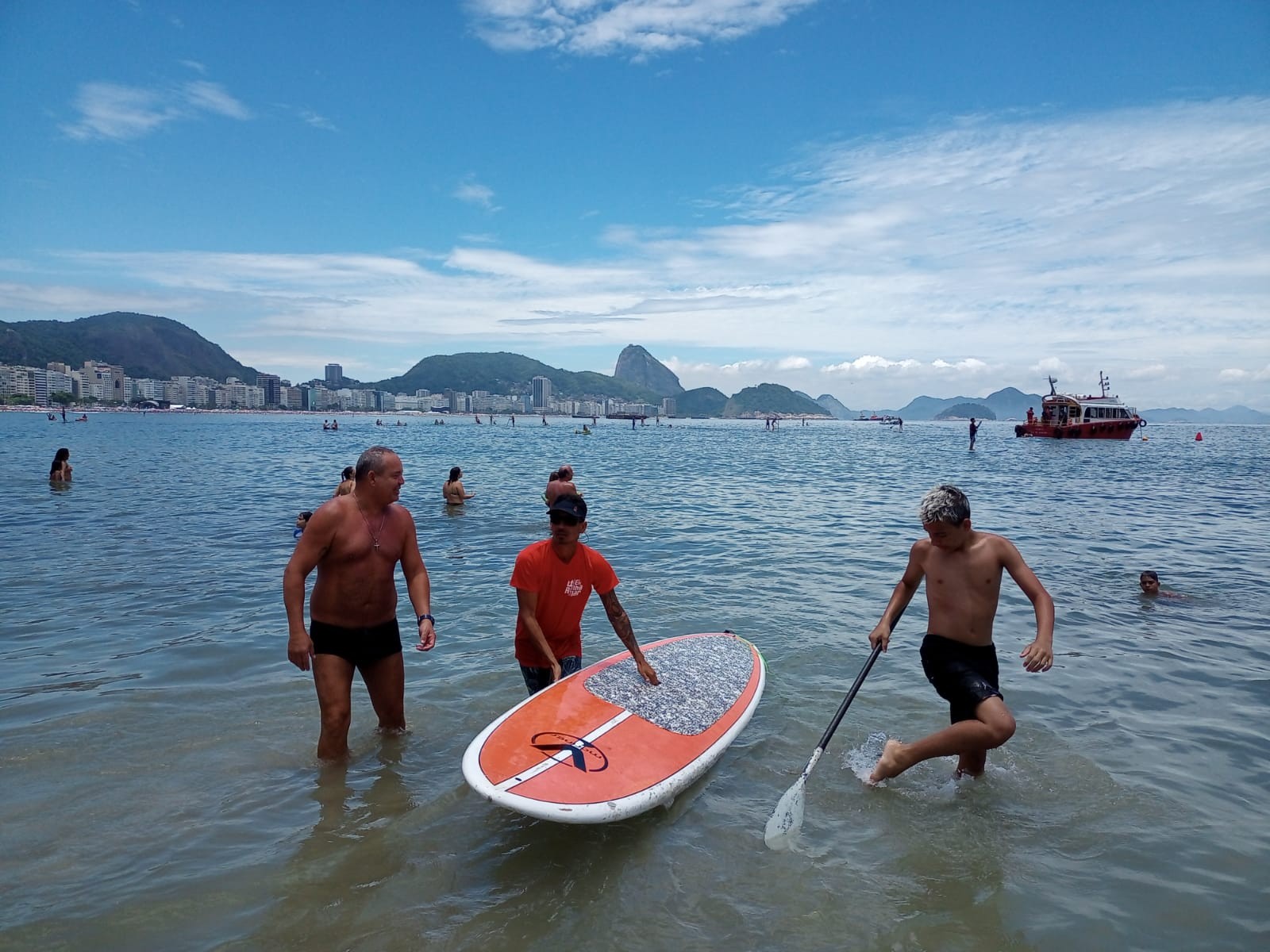 'Praiou' no réveillon 2023. Banhistas aproveitam o dia de sol para fazer stand up paddle na praia de Copacabana — Foto: Custódio Coimbra/Agência O Globo