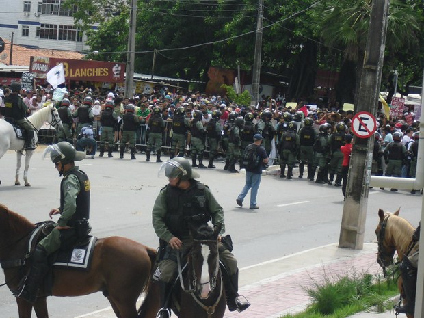 Imagem mostra primeira barreira contendo manifestantes. Barreira foi rompida minutos depois. (Foto: Gioras Xerez/G1 CE)