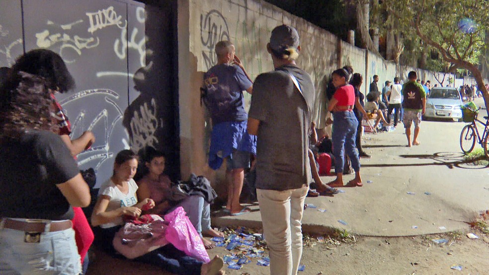 Fila do CadÚnico em Guaratiba — Foto: Reprodução/TV Globo