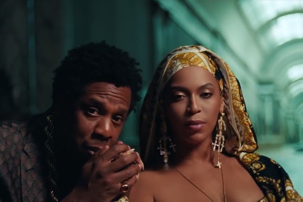O rapper Jay-Z e a cantora Beyoncé, em clipe da parceria do casal como The Carters (Foto: Reprodução)