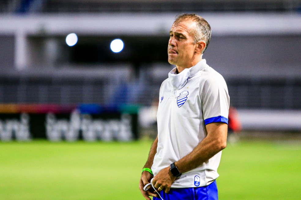 CRB tem oito jogadores e treinador com passagem pelo Vitória