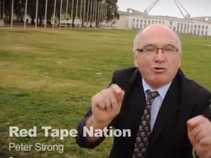 Peter Strong critica burocracia da Austrália em vídeo (Foto: YouTube/Reprodução/KochiesBiz)