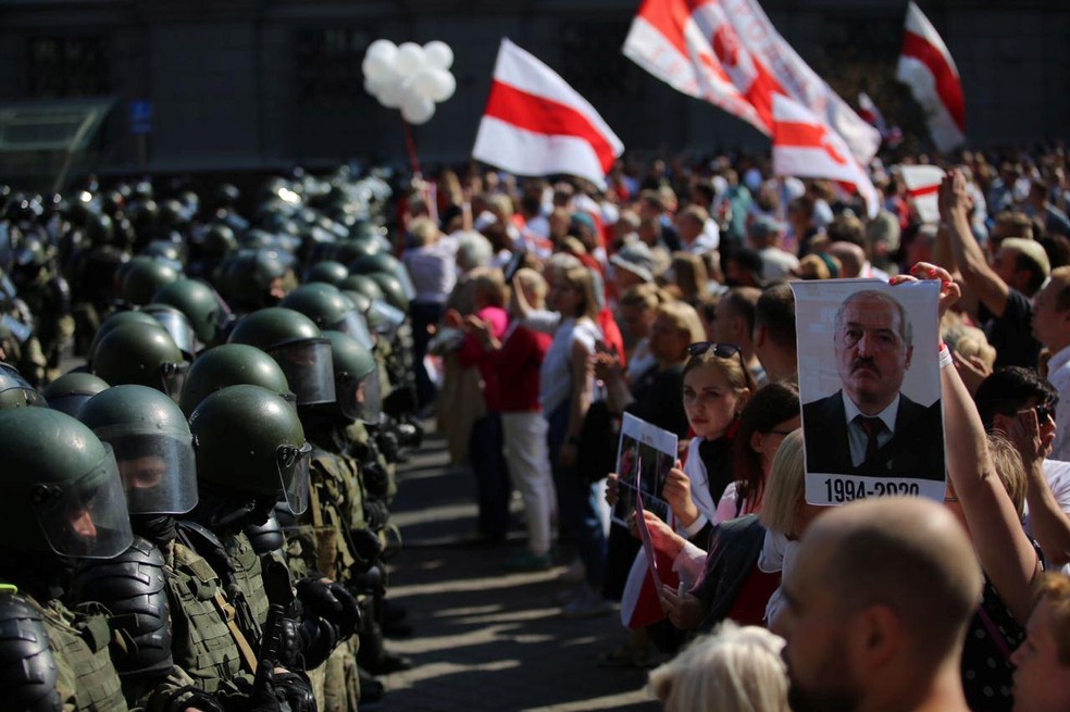 Manifestantes no centro de Minsk, Belarus, contra o presidente Alexander Lukashenko — Foto: Reuters