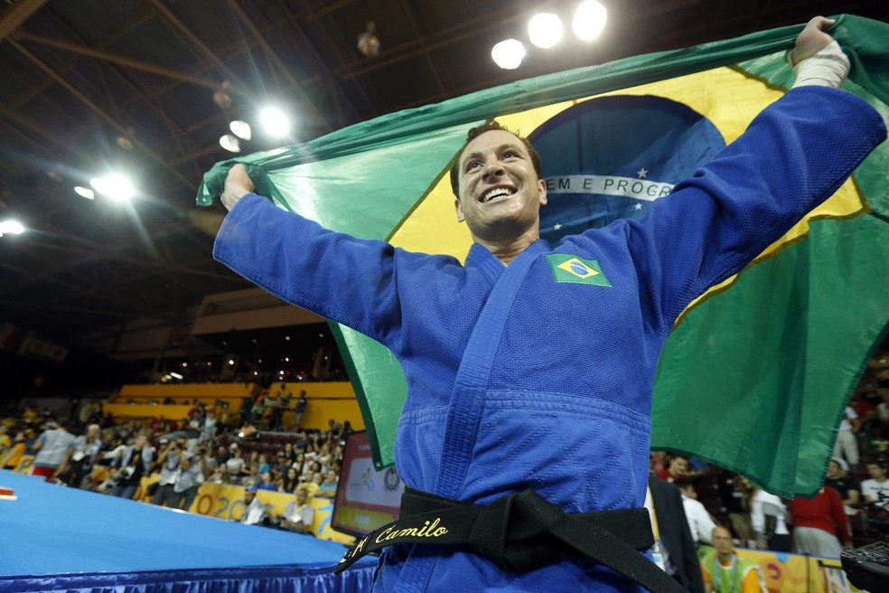 Tiago Camilo comemora ouro do Pan-Americano de Toronto 2015 (Foto: AP Photo/Julio Cortez)