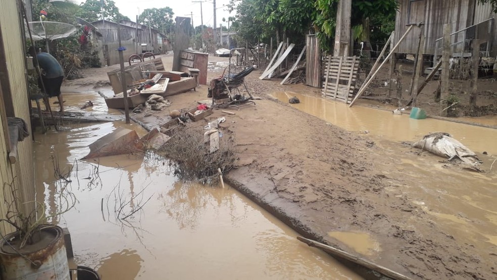 Rio Iaco continua baixando em Sena Madureira e prefeitura retirou mais de 8 toneladas de entulho em quatro dias — Foto: Aldejane Pinto/Arquivo pessoal