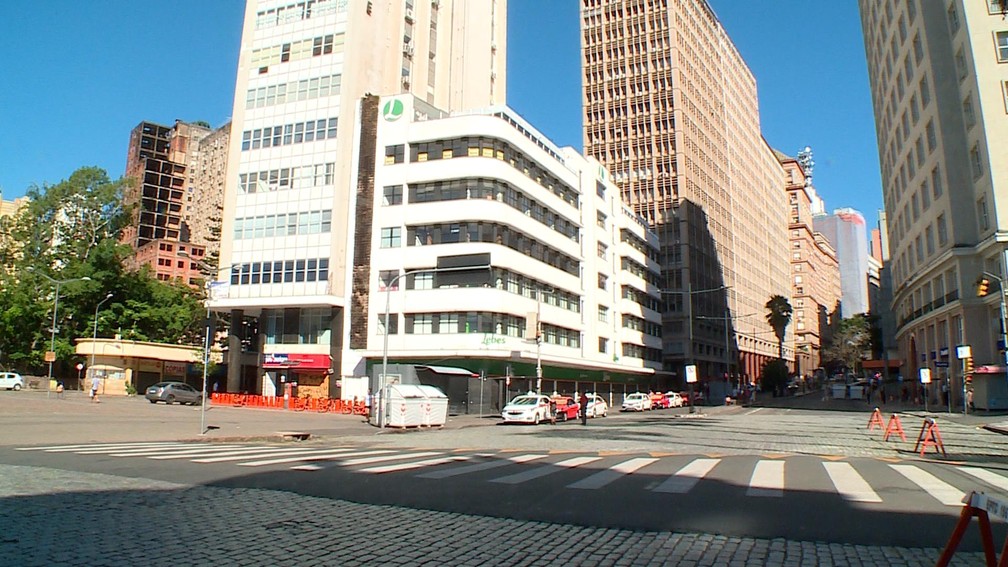 PORTO ALEGRE - A avenida Borges de Medeiros, no Centro de Porto Alegre, é vista vazia nesta quarta-feira (25) — Foto: Reprodução/RBS TV